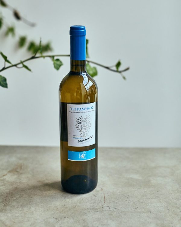 tetramythos malagouzia wine bottle lifestyle picture