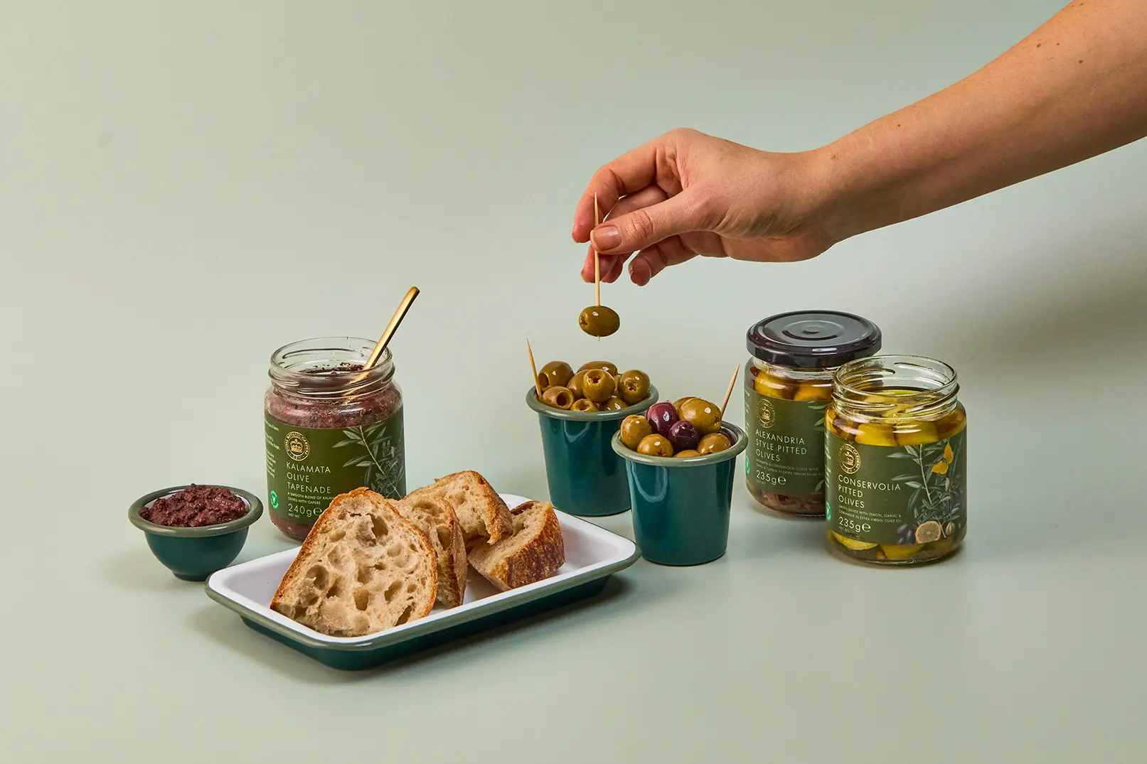 Odysea-falcon-olive-table-set.